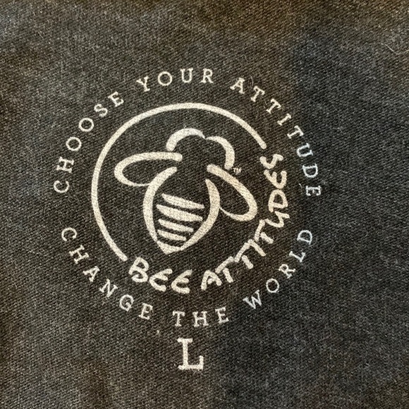 Bee Attitudes Bee Kind Heather Black Scoop Neck T-Shirt Size Large NWOT - Picture 2 of 4